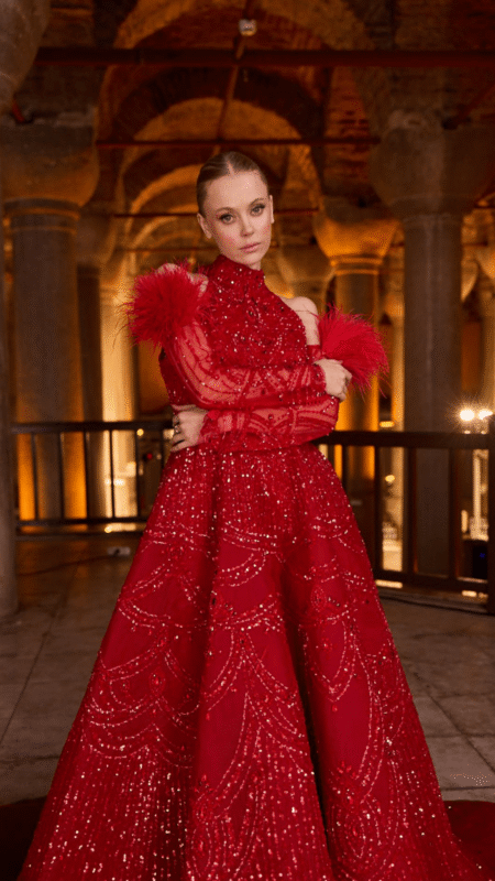 Kırmızı Pul İşlemeli Tüy Detaylı Kınalık