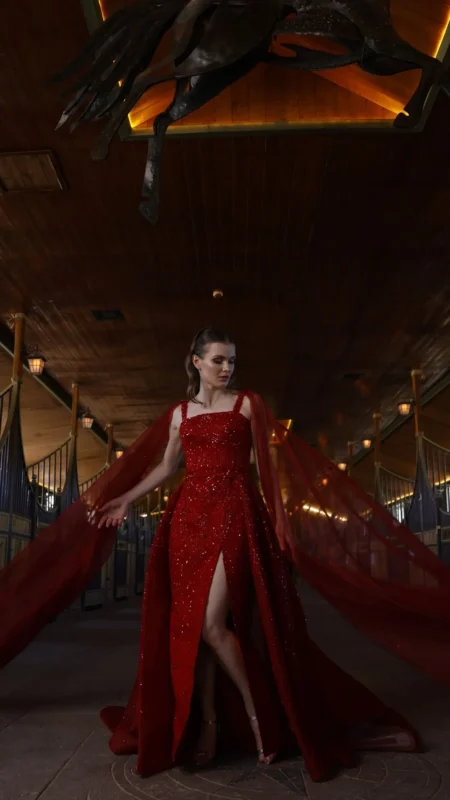 Yırtmaç Detaylı Kırmızı Payetli Kınalık